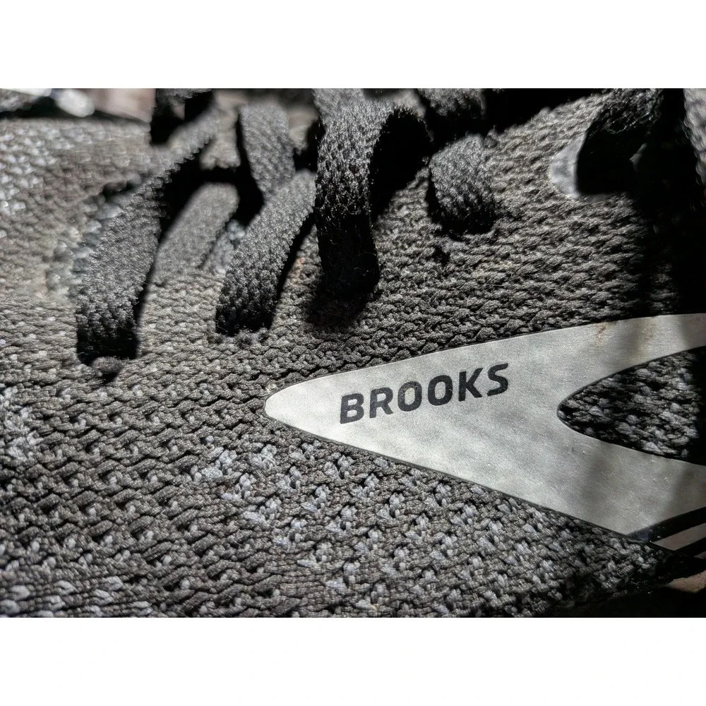 Brooks revel running